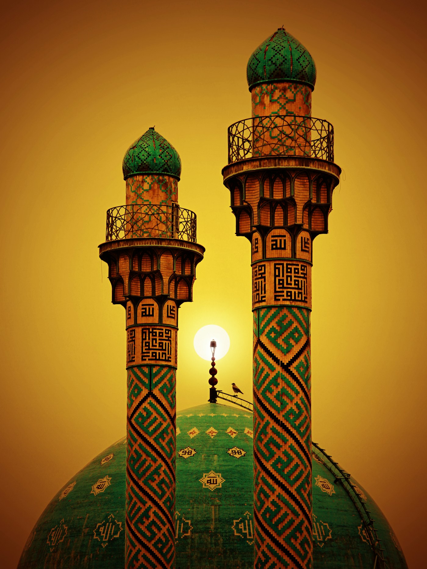Mosquée au coucher du soleil, dôme vert et minarets